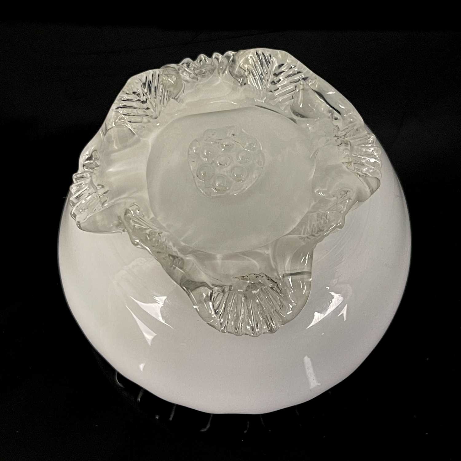 A Stourbridge cased glass bowl, possibly Stuart, circa 1870, inverted ruffled rim, white opaque over - Bild 3 aus 5
