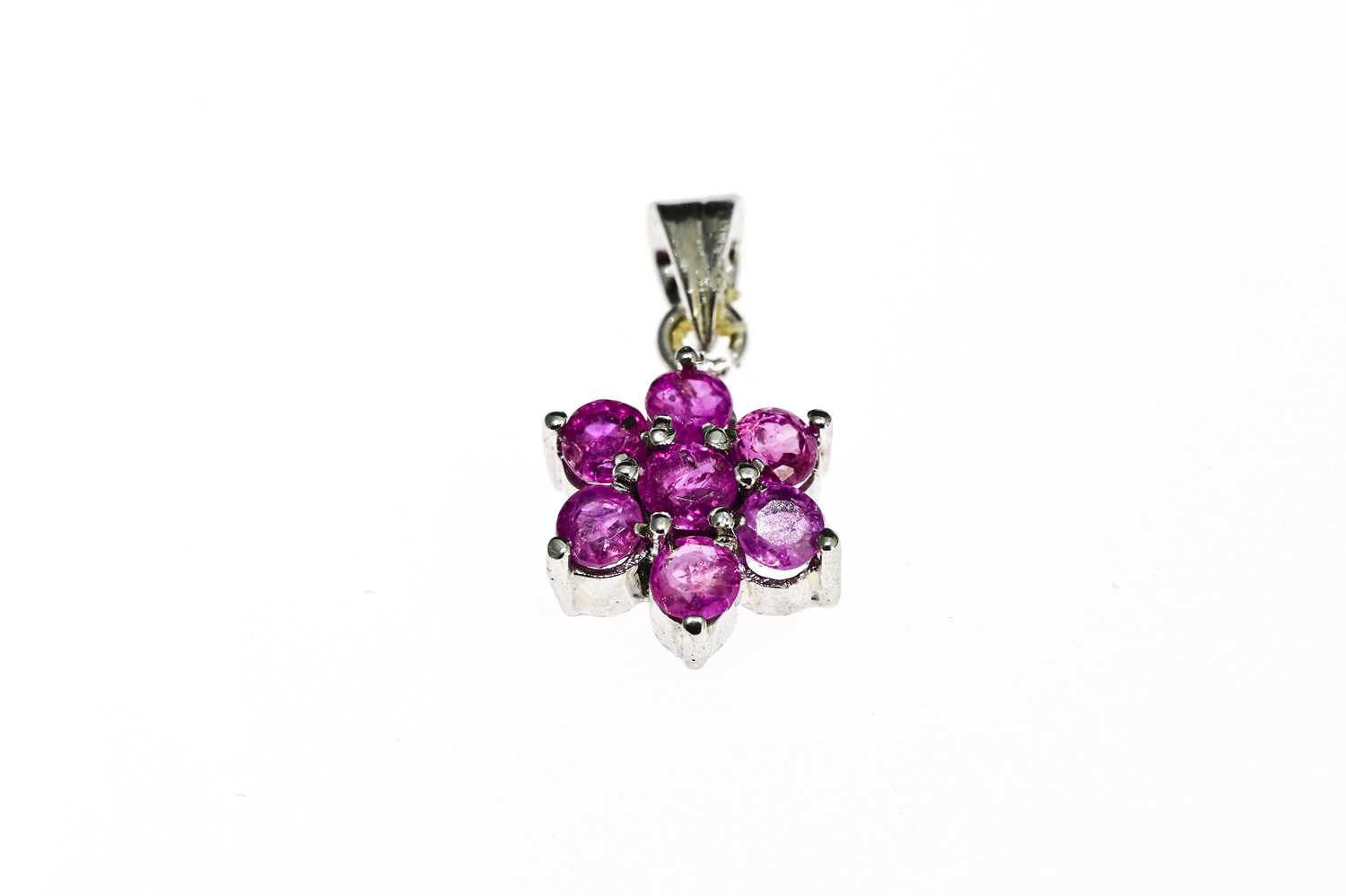 A pink sapphire floral clustre pendant, 1.1cm diameter, 1.6g - Bild 2 aus 3