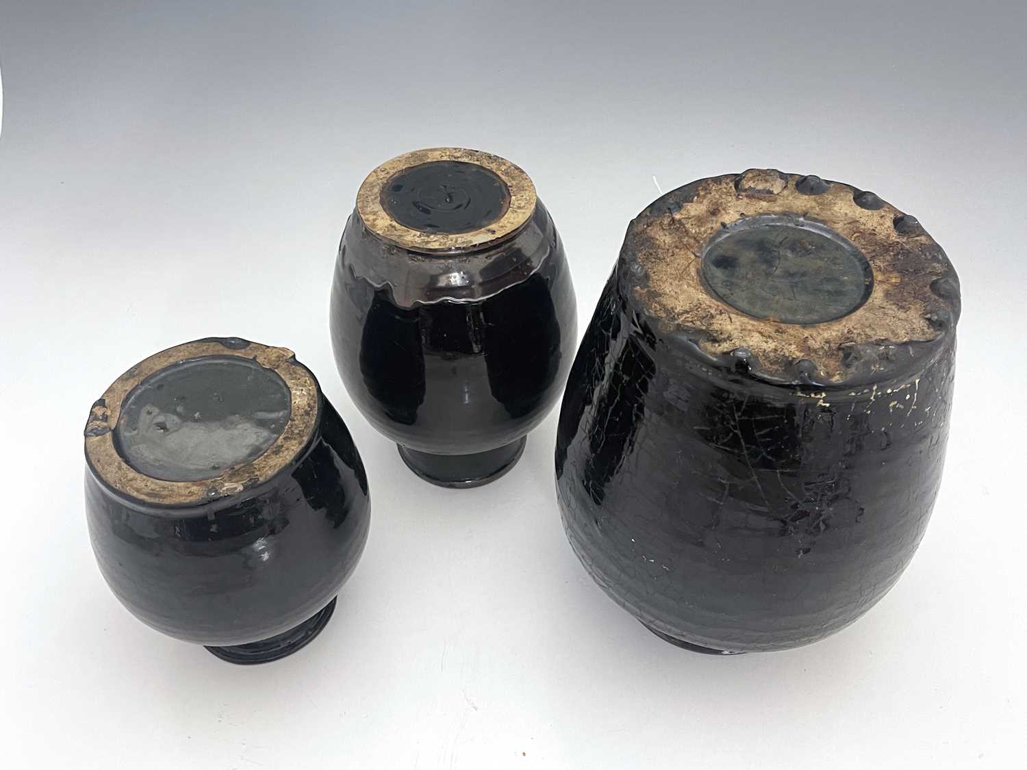 Three Chinese monochrome glazed vases, Qing Dynasty, shouldered ovoid form, black glazed, of varying - Bild 3 aus 4