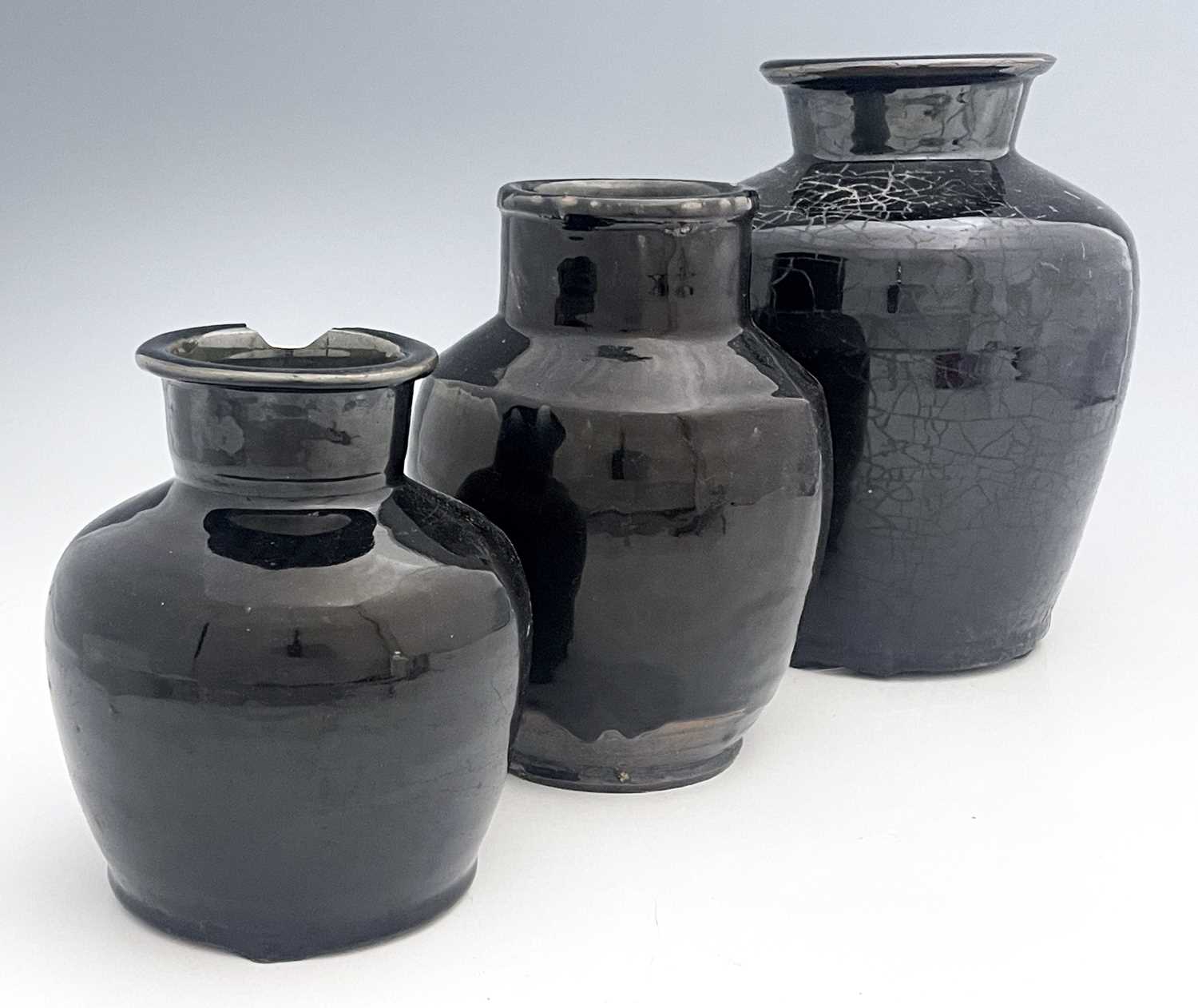 Three Chinese monochrome glazed vases, Qing Dynasty, shouldered ovoid form, black glazed, of varying - Bild 4 aus 4