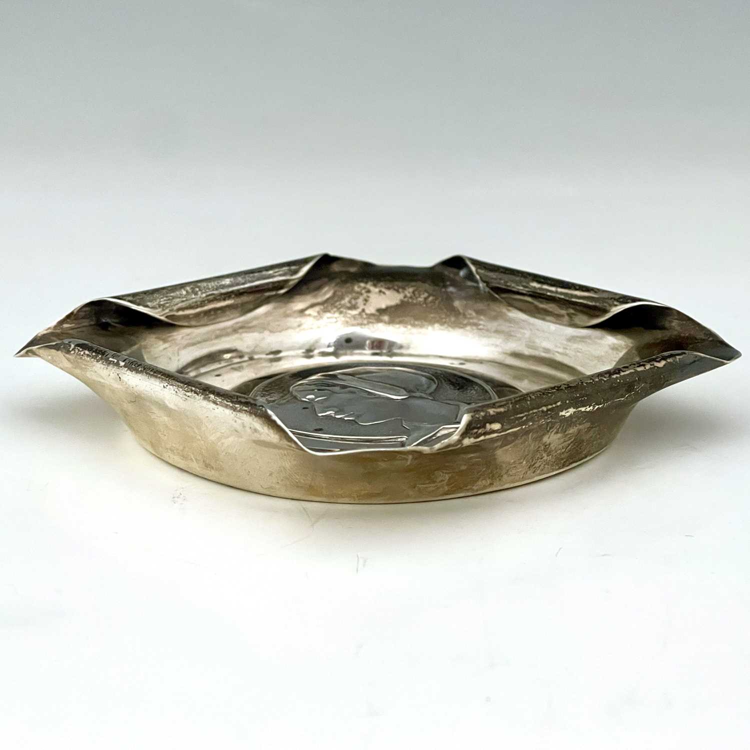 Kate Harris for William Hutton, an Arts and Crafts silver dish, London 1903, square section with - Bild 3 aus 5