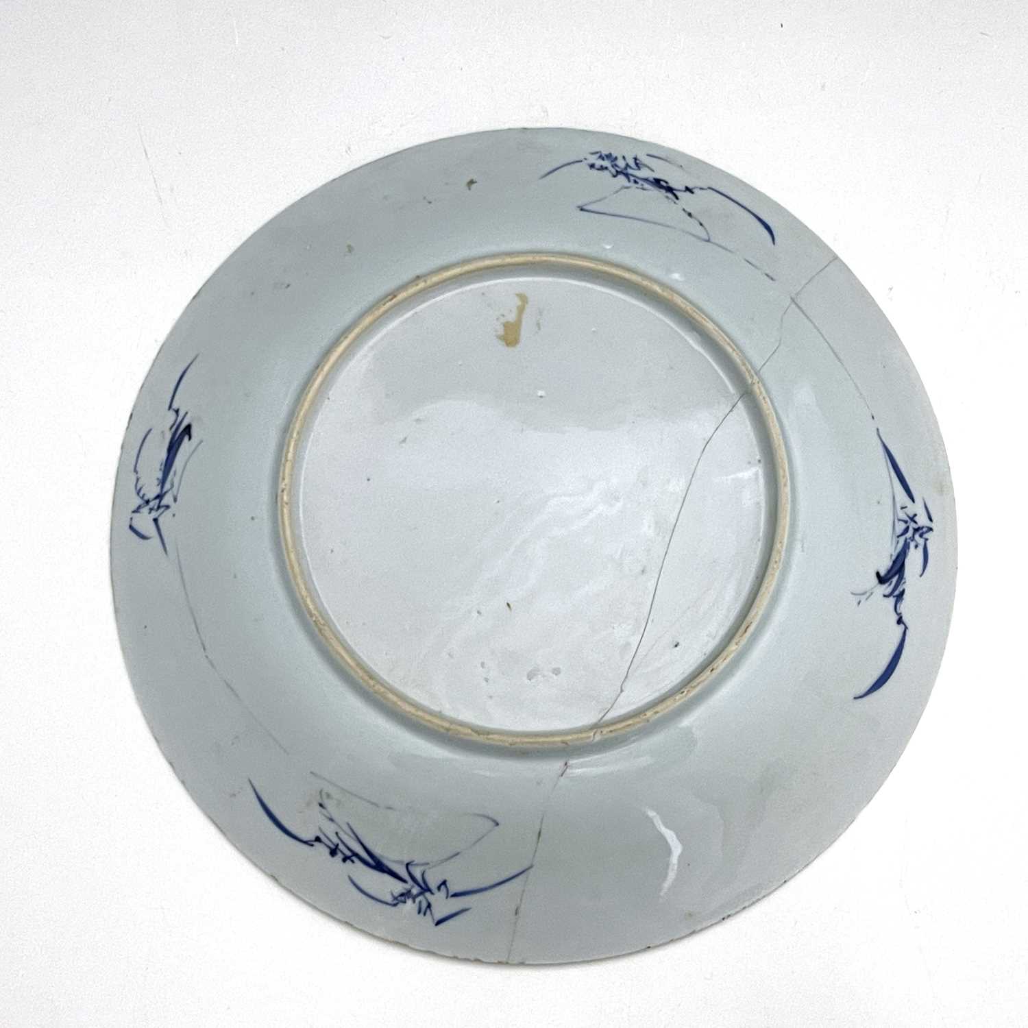 A Chinese blue and white plate, Kangxi, everted rim, painted with scholars and attendant in a - Image 3 of 9