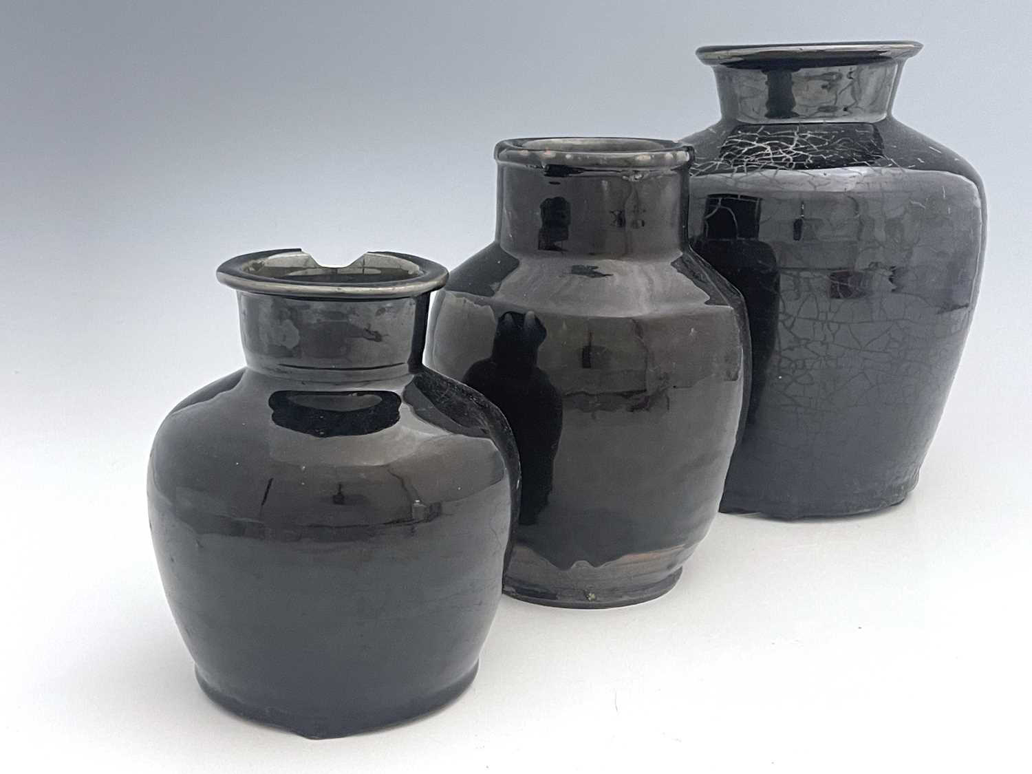 Three Chinese monochrome glazed vases, Qing Dynasty, shouldered ovoid form, black glazed, of varying - Bild 2 aus 4
