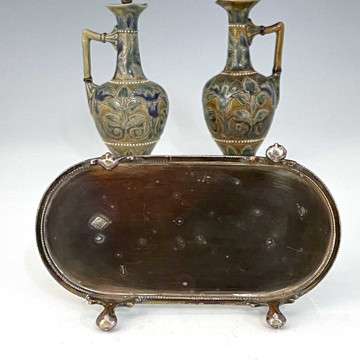 Isabella Miller for Doulton Lambeth, a stoneware oil and vinegar cruet in silver plated stand, - Bild 6 aus 7