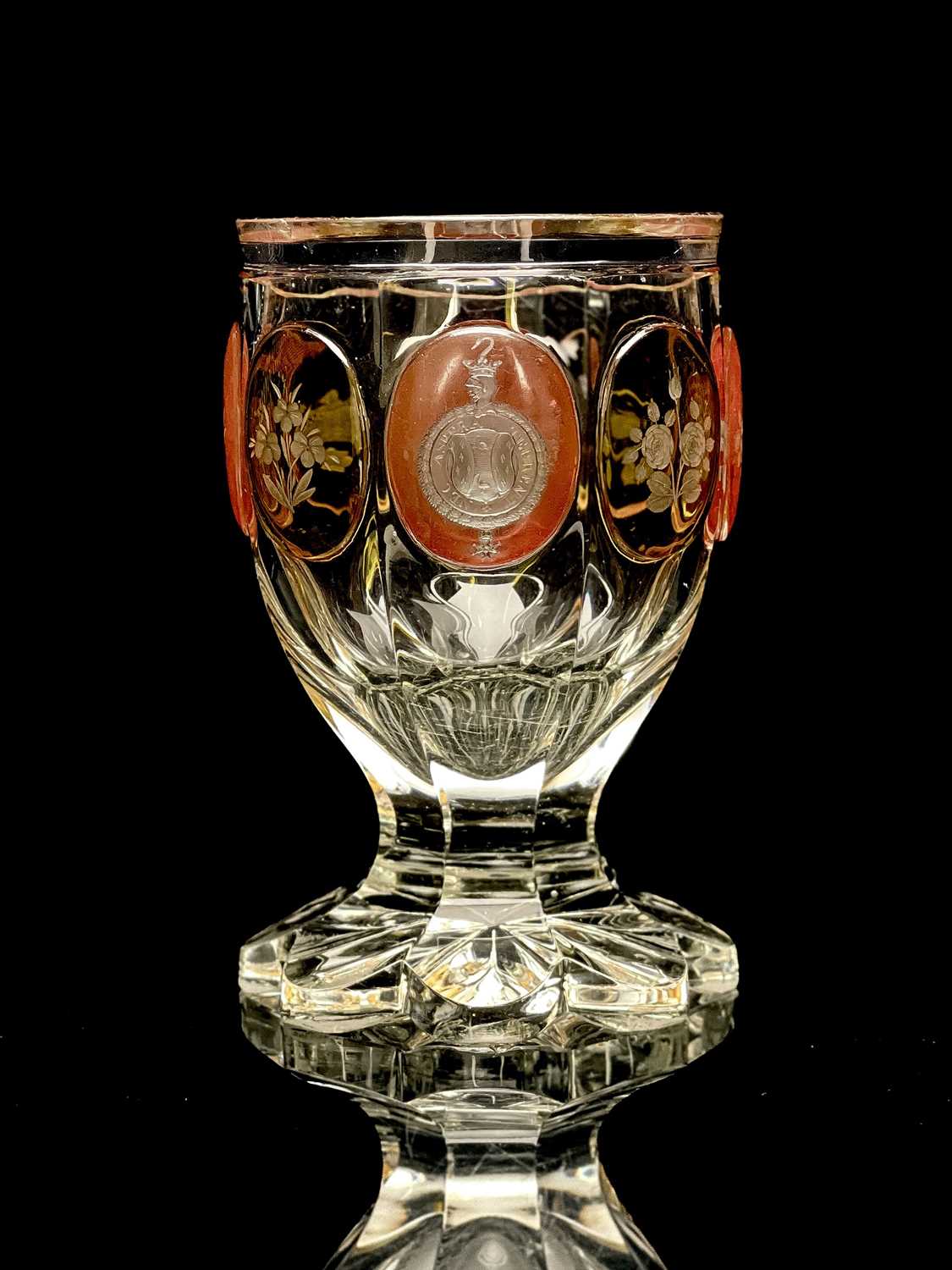 A Bohemian heraldic cameo glass vase, circa 1835, heavy slice cut chalice form with petal base, - Bild 3 aus 8