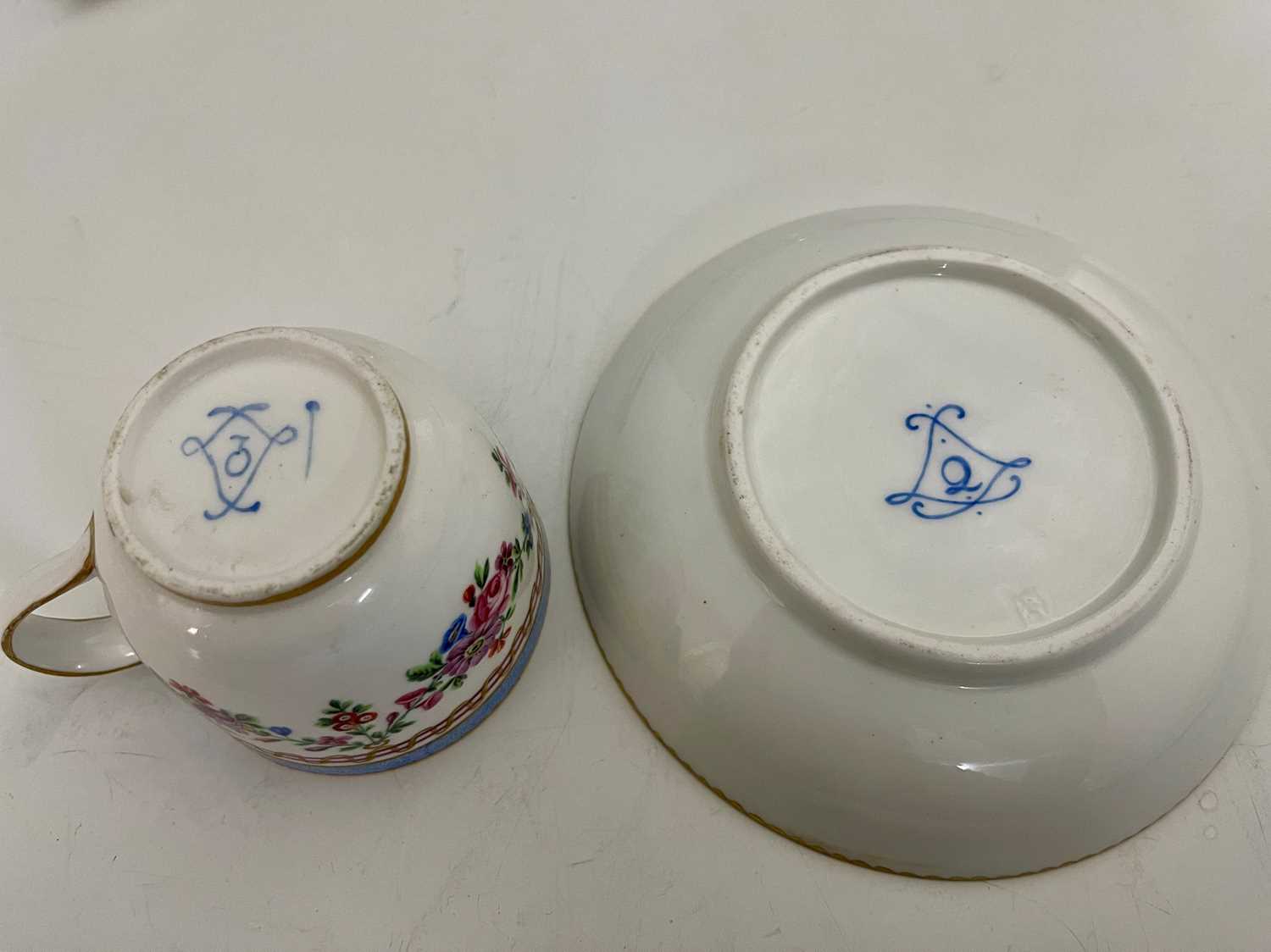 A Sevres porcelain tea cup and saucer, interlace L mark with Q, 1769, gobelet Bouillard form, the - Bild 6 aus 7
