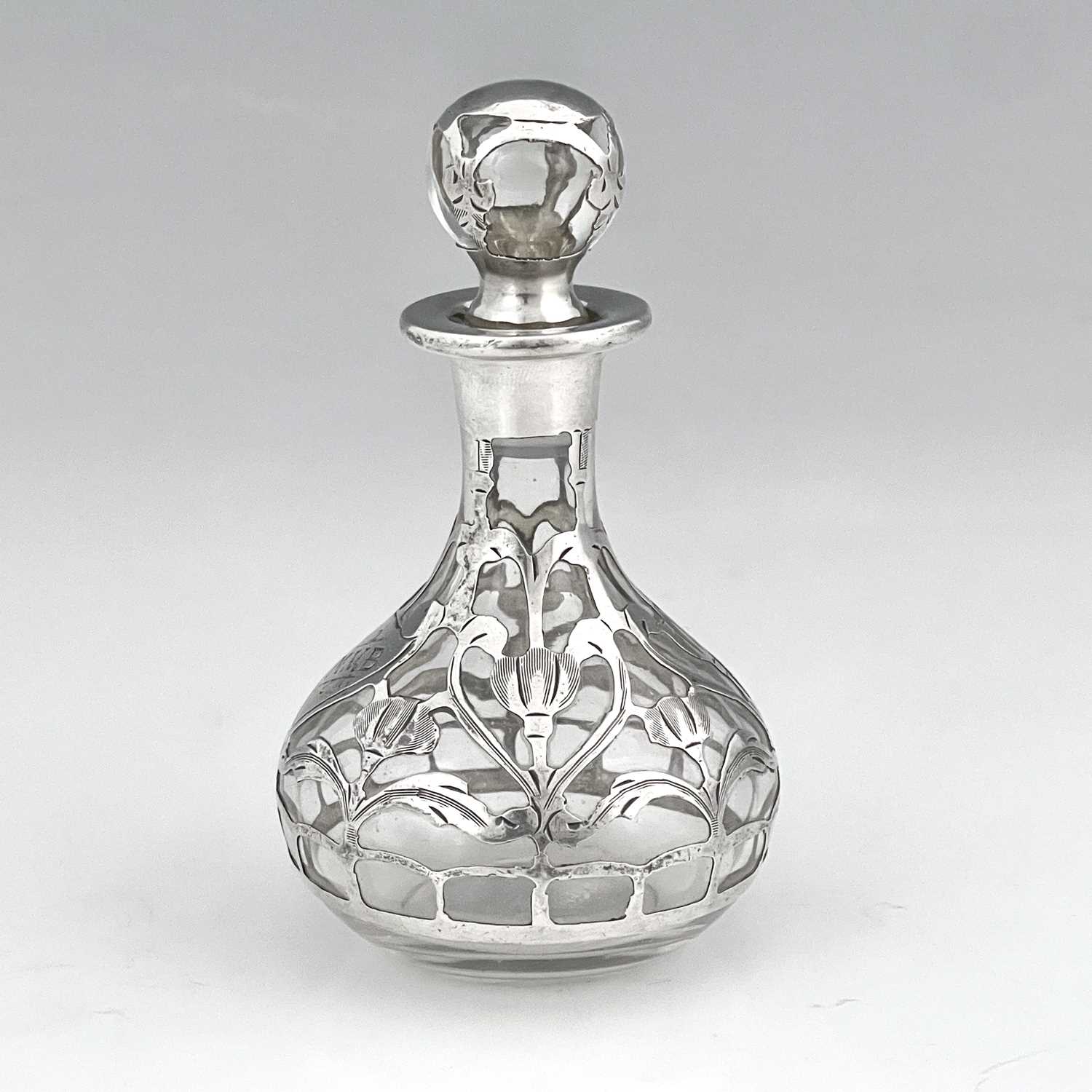 An American Art Nouveau silver overlay scent bottle, circa 1900, bulbous form with hollow - Bild 3 aus 5