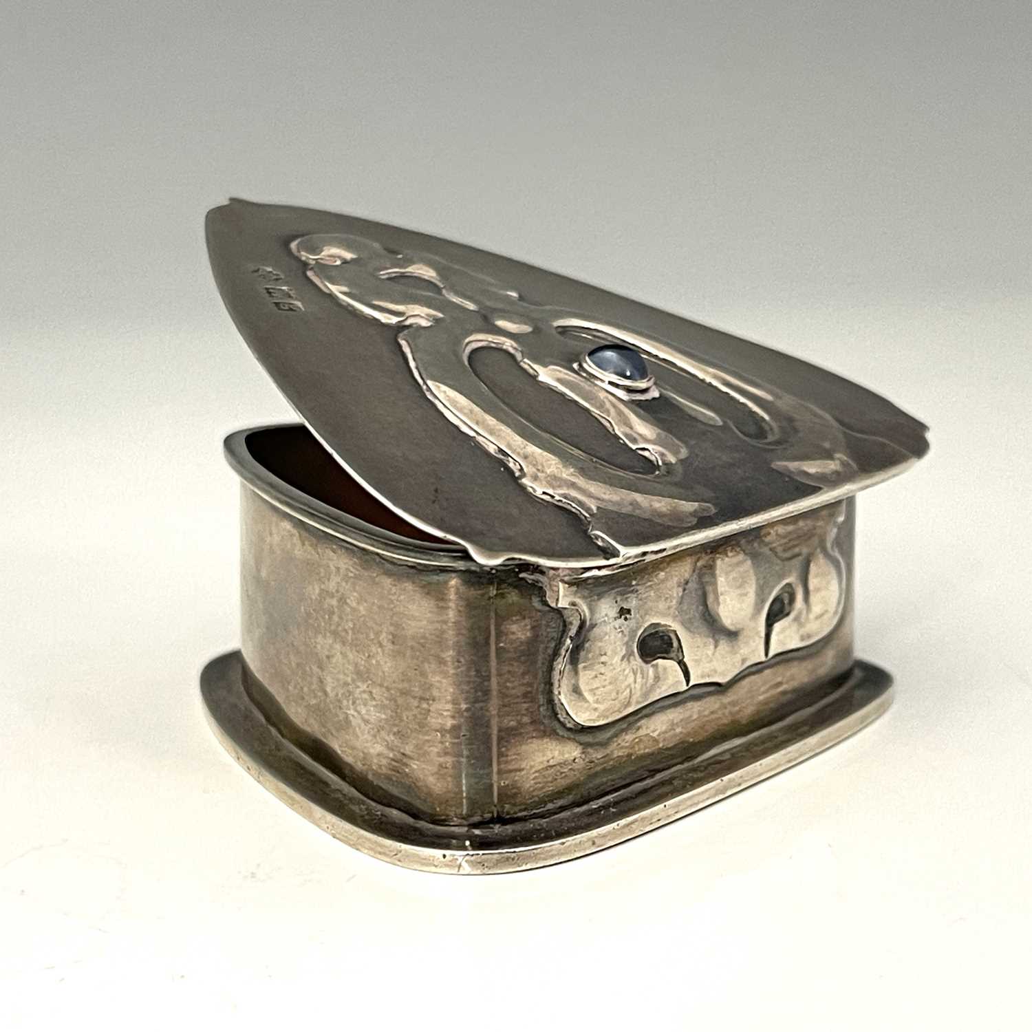 William Hutton and Sons, an Arts and Crafts silver and gem set box, London 1902, cushioned - Image 4 of 6