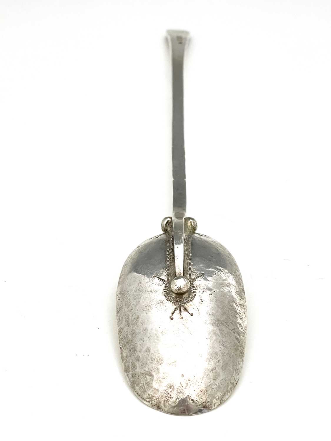 Michael Bolton, an Arts and Crafts style silver spoon, London 1998, the oval form bowl planished and - Bild 2 aus 5