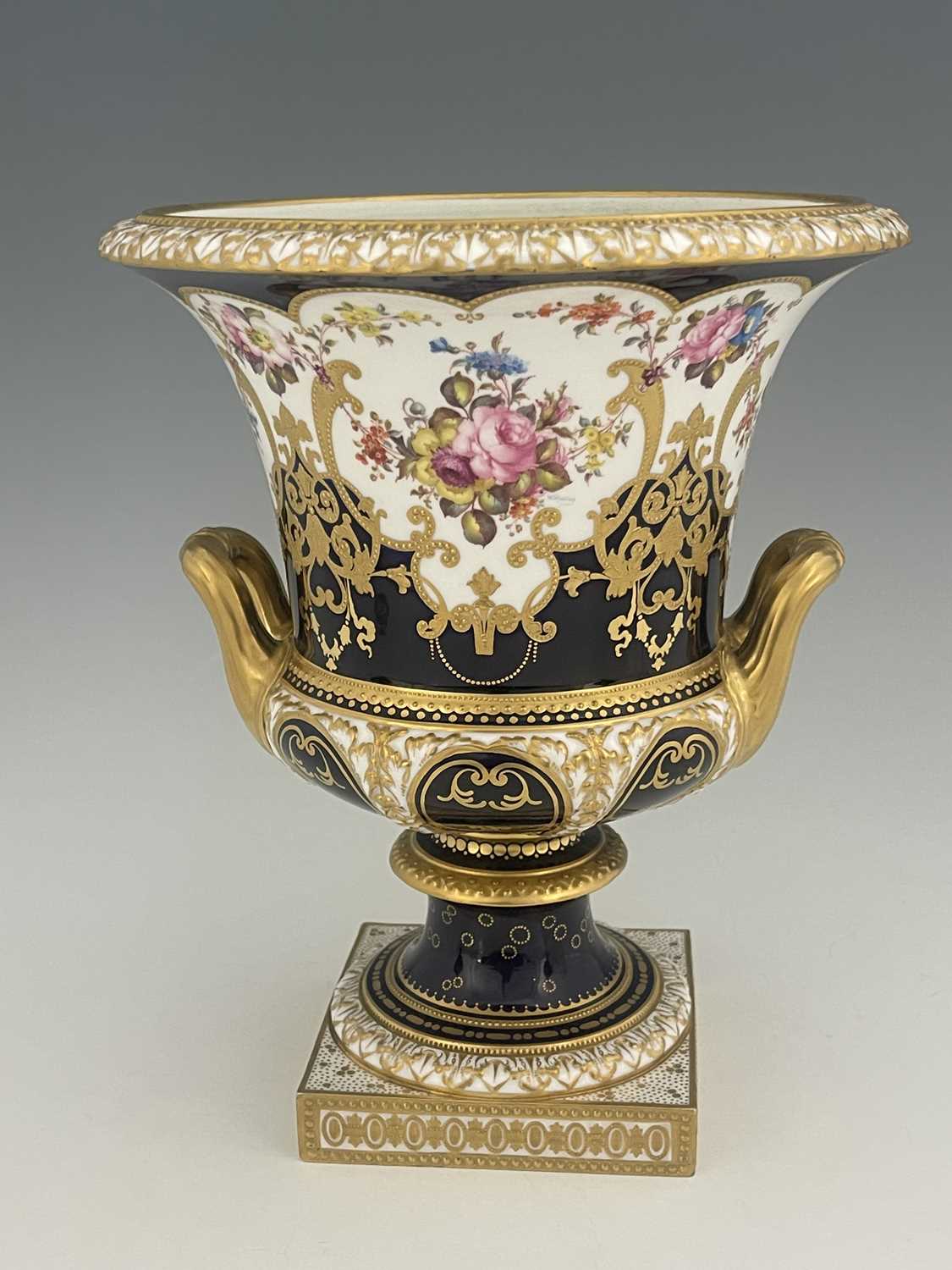 W Mosley for Royal Crown Derby, a floral painted twin handled Campana Urn, 1903, decorated with a - Bild 4 aus 8