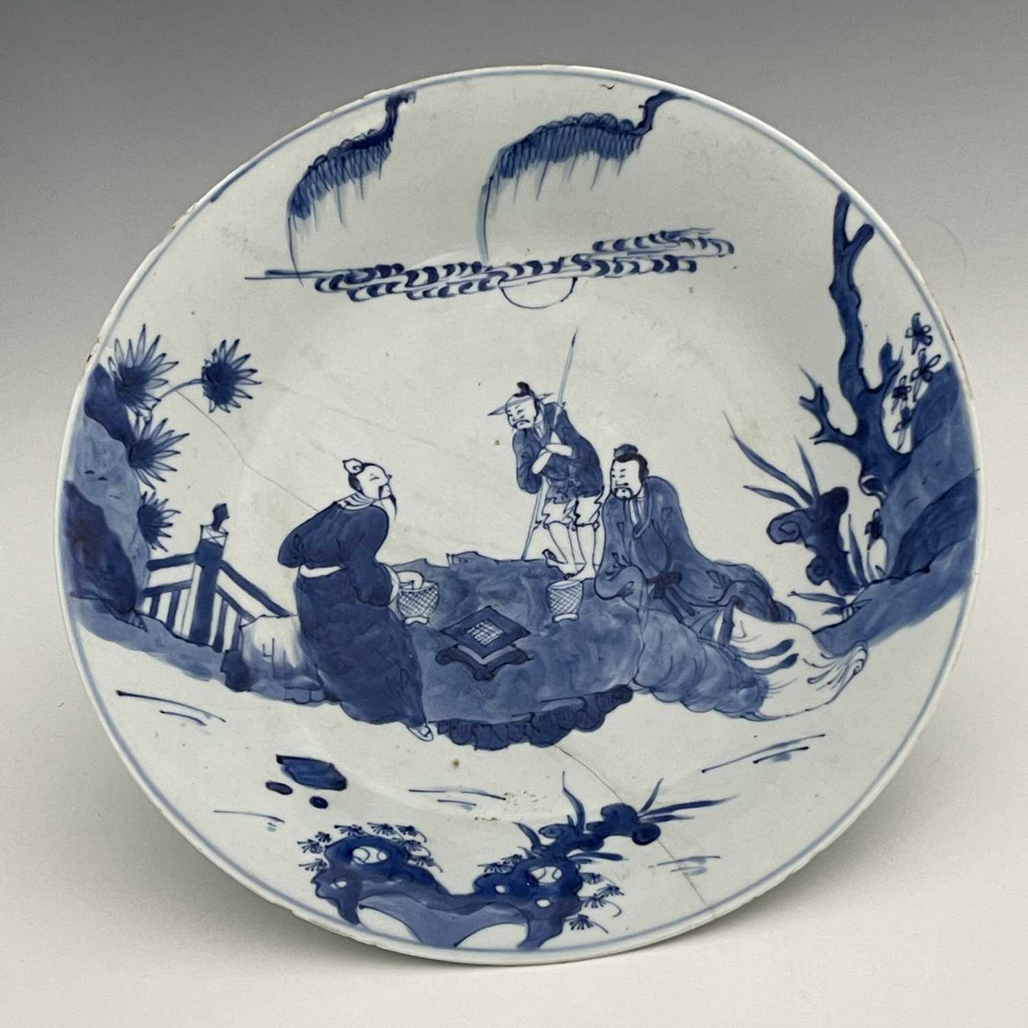 A Chinese blue and white plate, Kangxi, everted rim, painted with scholars and attendant in a - Image 6 of 9