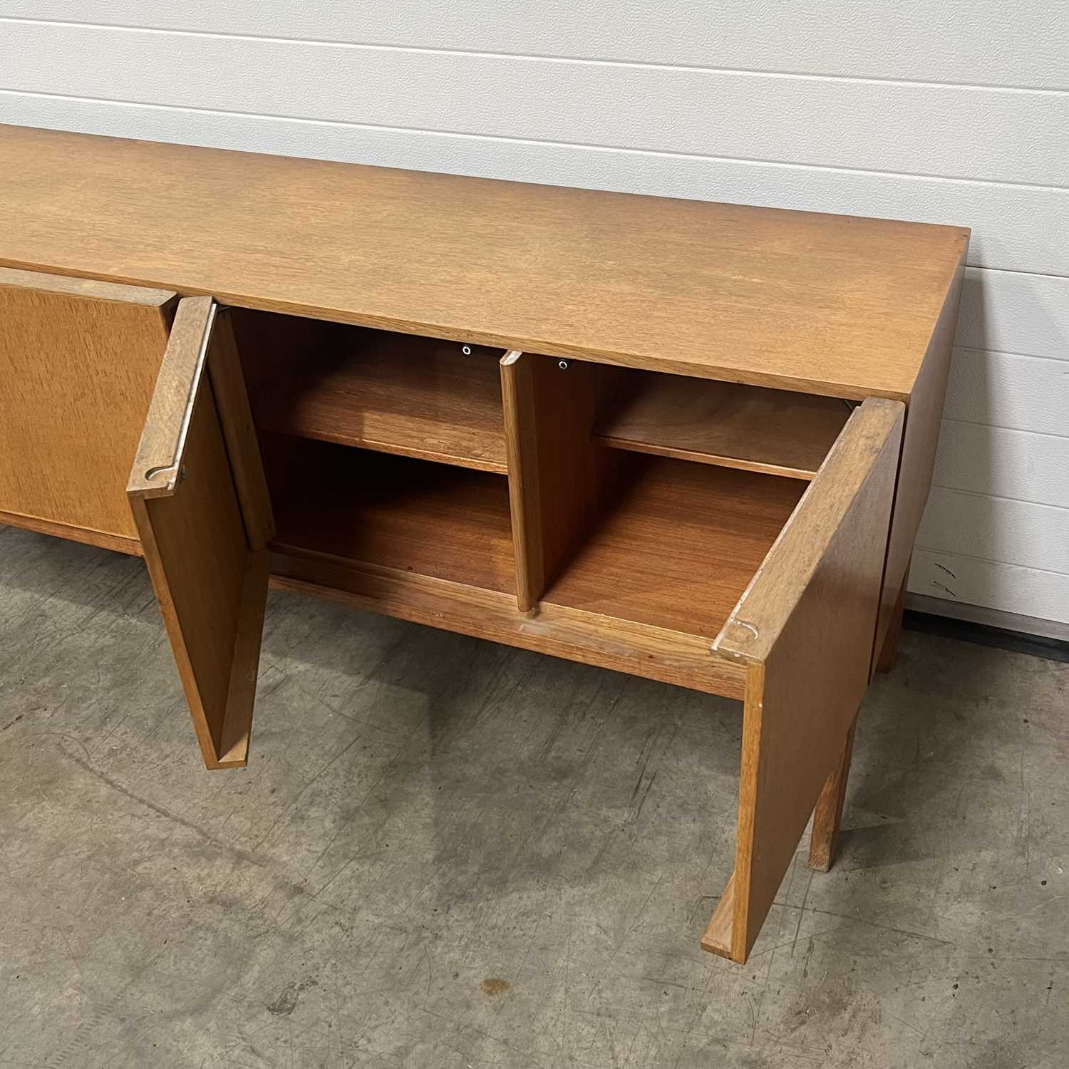 A Gordon Russell oak sideboard, 1960s,183cm wide, 50cm deep, 73 cm high - Bild 3 aus 3