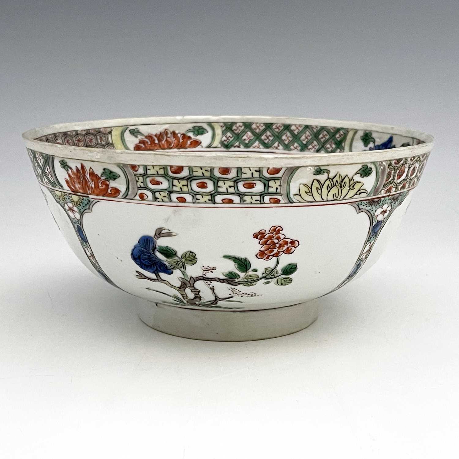 A Chinese famille verte bowl, painted with panels of prunus and chrysanthemums, the trellis border - Image 4 of 4