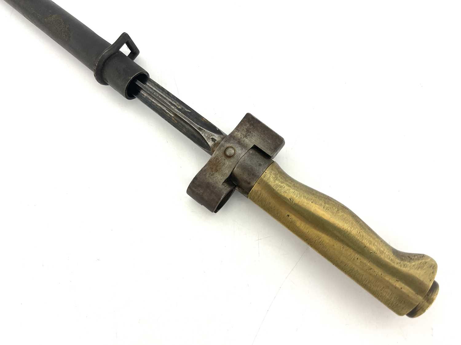 A French M1886 Lebel modified sword bayonet, cruciform blade, brass grip, quillon removed, housed in - Bild 3 aus 4