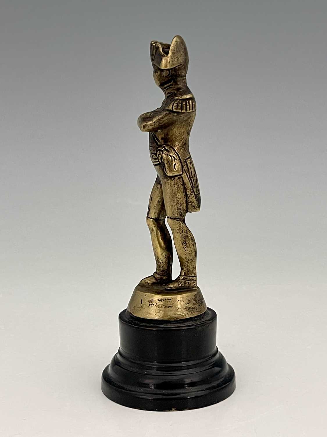 A cast brass figure of Napoleon, modelled standing, on turned ebonised base, 16cm high - Bild 2 aus 3