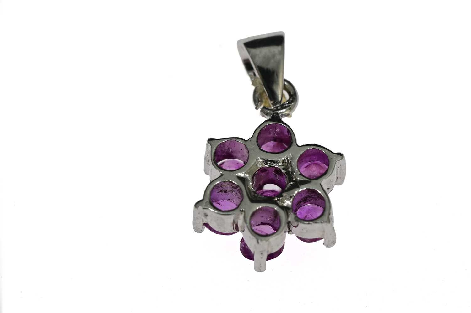 A pink sapphire floral clustre pendant, 1.1cm diameter, 1.6g - Bild 3 aus 3
