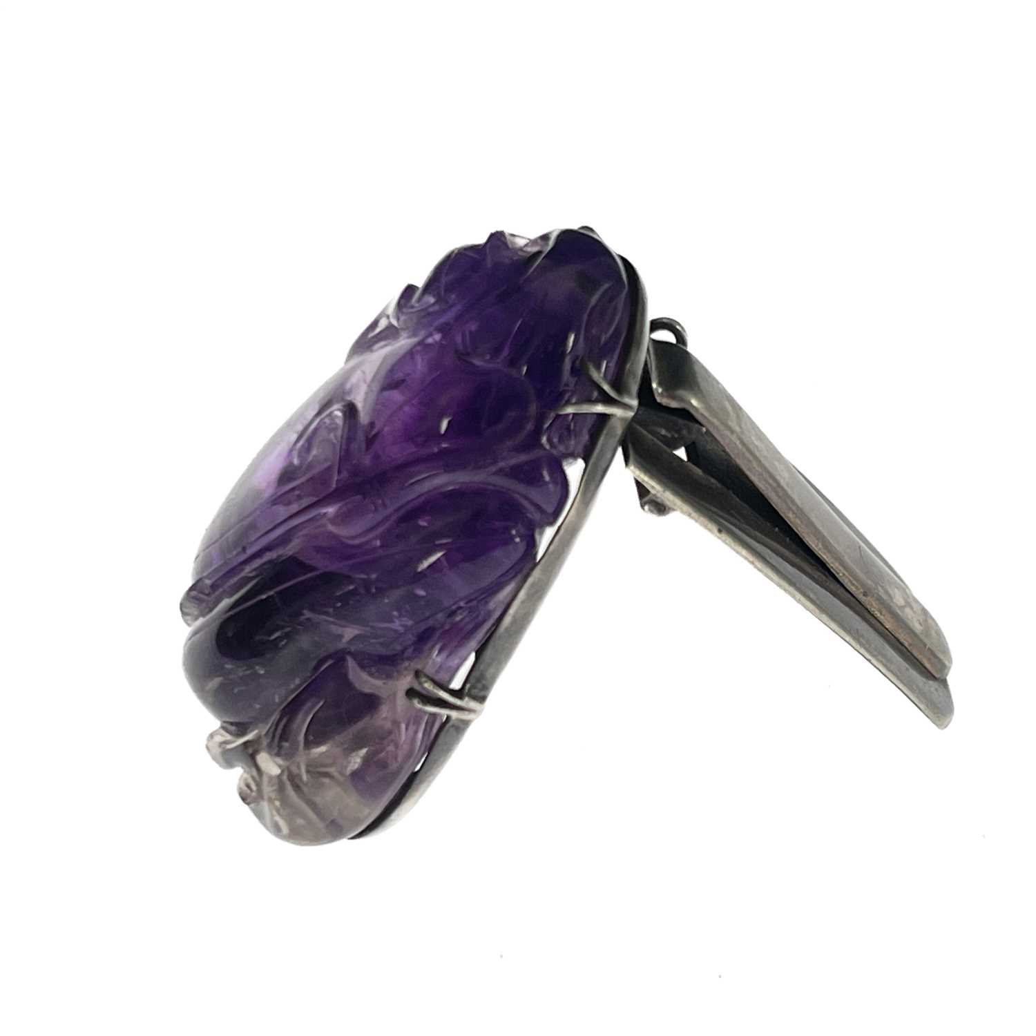 A Chinese amethyst carving of a rat on a peach, mounted in an Art Deco silver lapel clip, 4.5cm - Image 2 of 4