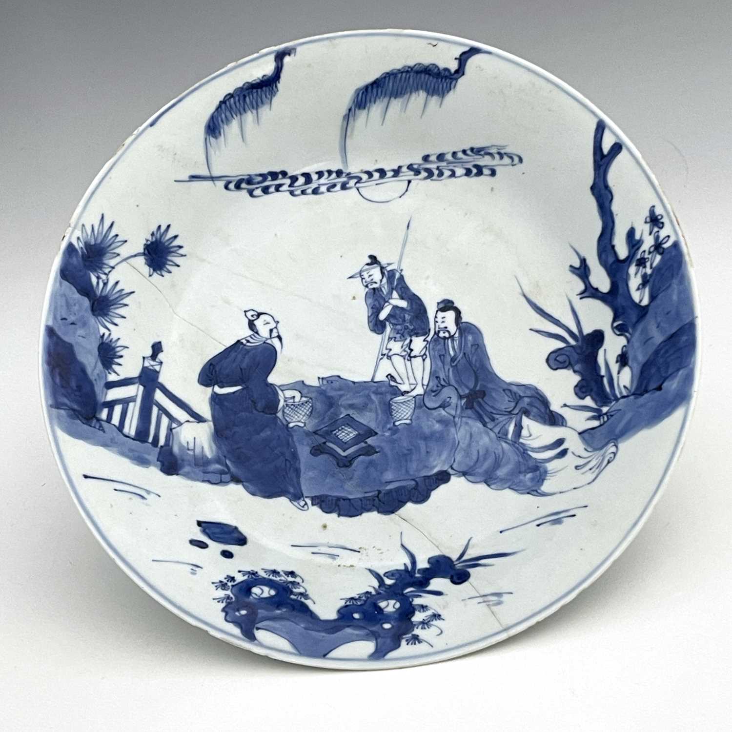 A Chinese blue and white plate, Kangxi, everted rim, painted with scholars and attendant in a - Image 5 of 9