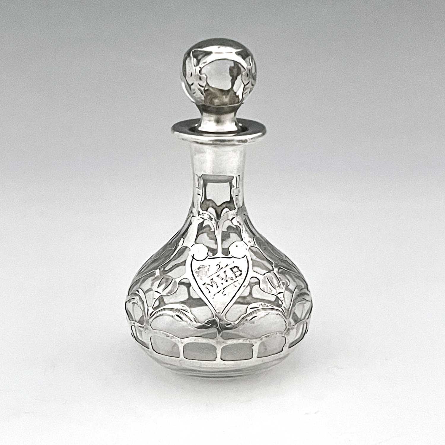 An American Art Nouveau silver overlay scent bottle, circa 1900, bulbous form with hollow - Bild 2 aus 5