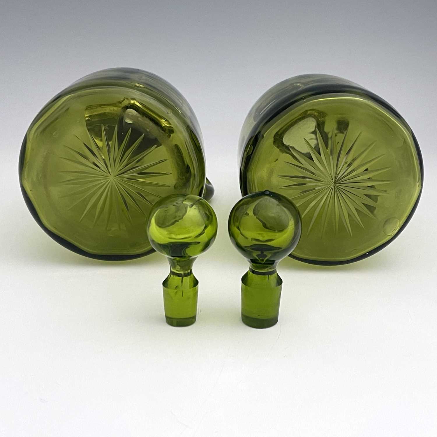 A pair of Arts and Crafts silver mounted green glass whisky flagons, William Hutton and Sons, - Bild 5 aus 5