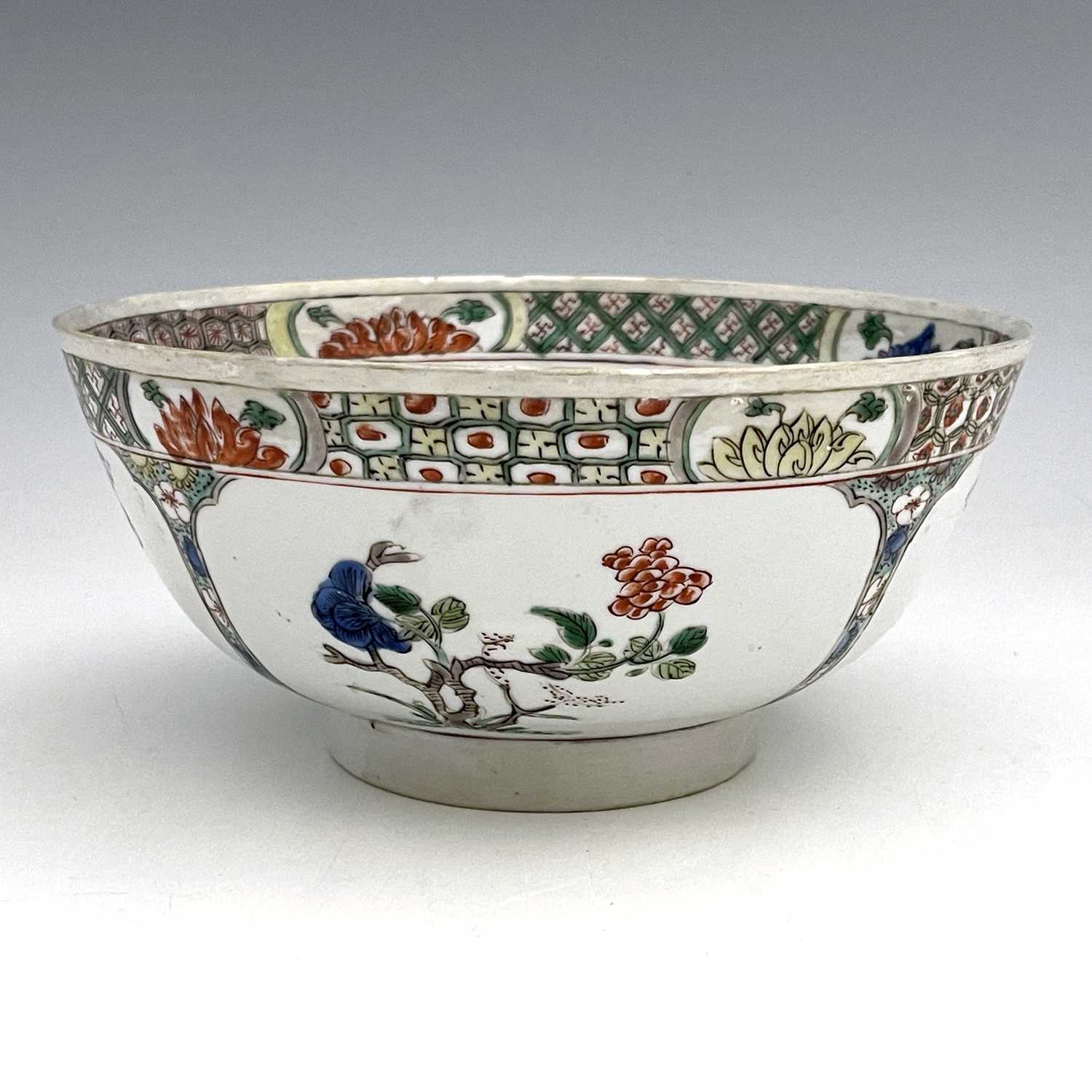 A Chinese famille verte bowl, painted with panels of prunus and chrysanthemums, the trellis border - Image 2 of 4