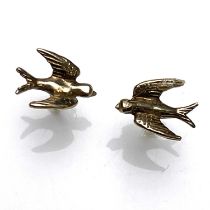 A pair of 9 carat gold earrings in the form of swallows, Birmingham 1992, realistically modelled