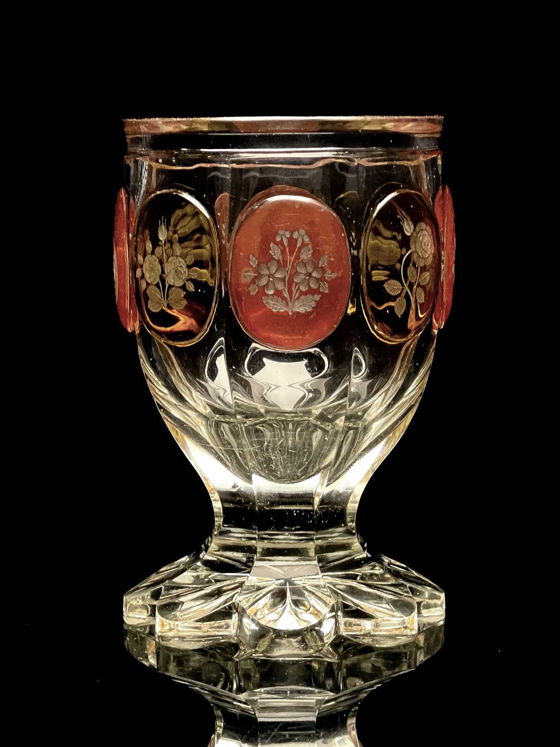 A Bohemian heraldic cameo glass vase, circa 1835, heavy slice cut chalice form with petal base, - Bild 6 aus 8