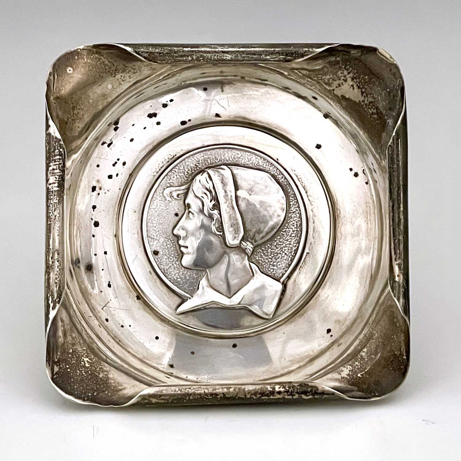 Kate Harris for William Hutton, an Arts and Crafts silver dish, London 1903, square section with - Bild 2 aus 5