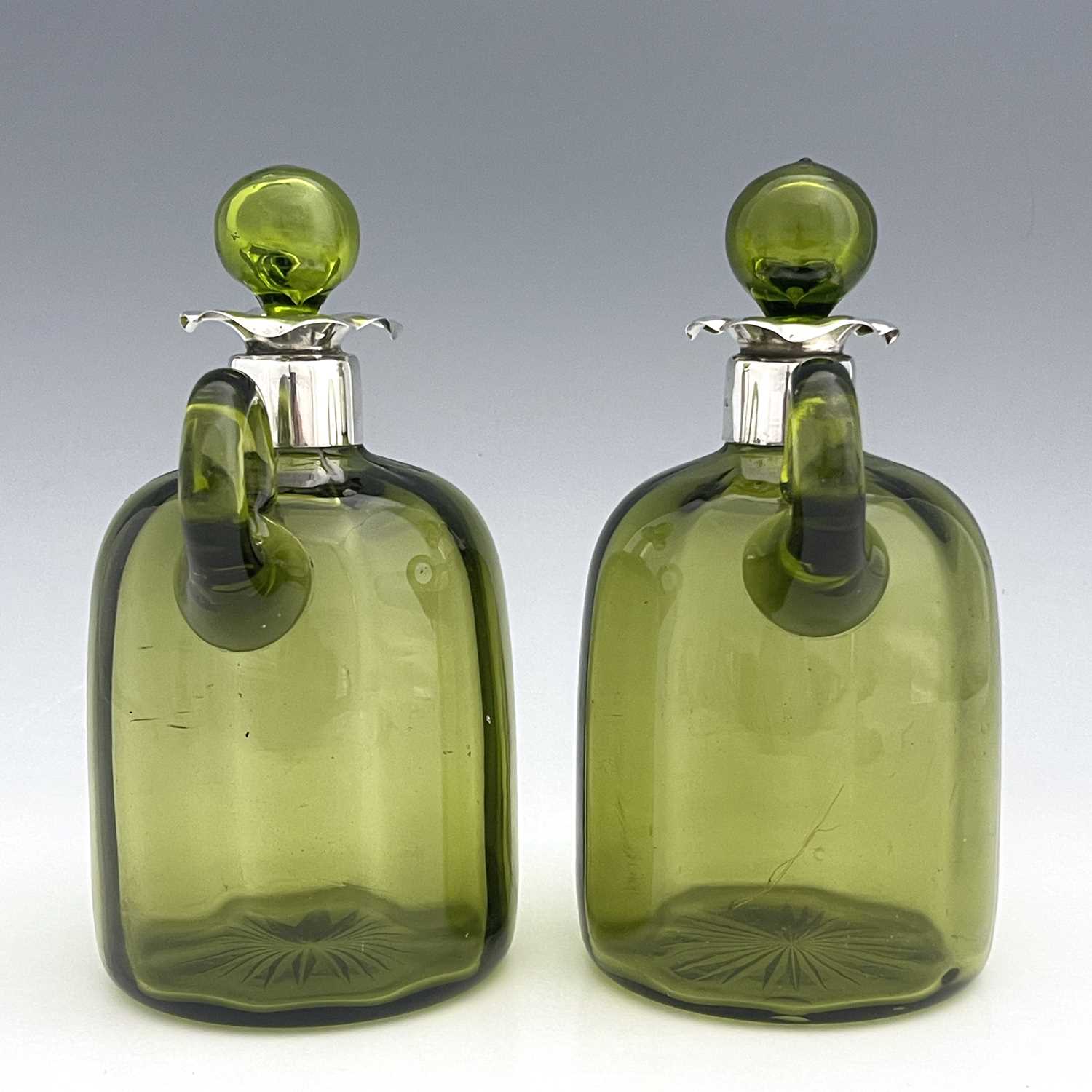 A pair of Arts and Crafts silver mounted green glass whisky flagons, William Hutton and Sons, - Bild 4 aus 5
