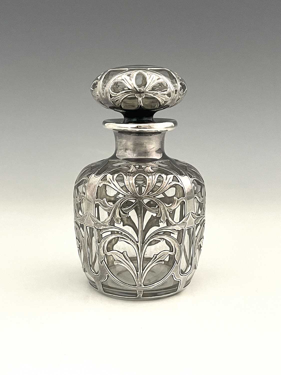An American Art Nouveau silver overlay glass perfume bottle and stopper, ovoid form, chased with - Image 3 of 5