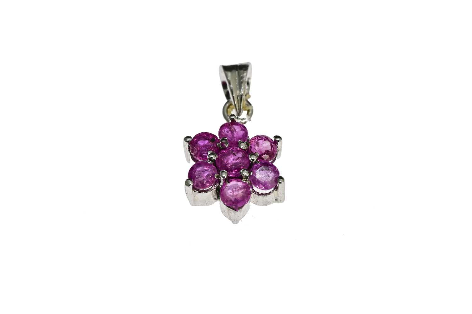 A pink sapphire floral clustre pendant, 1.1cm diameter, 1.6g