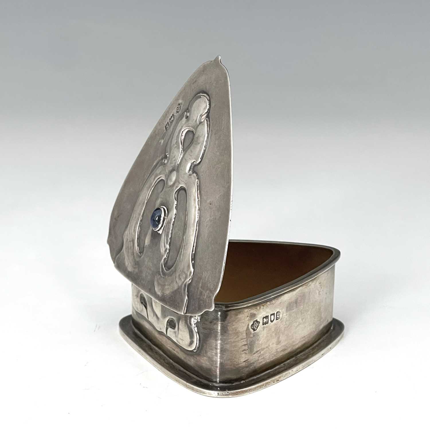 William Hutton and Sons, an Arts and Crafts silver and gem set box, London 1902, cushioned - Image 2 of 6