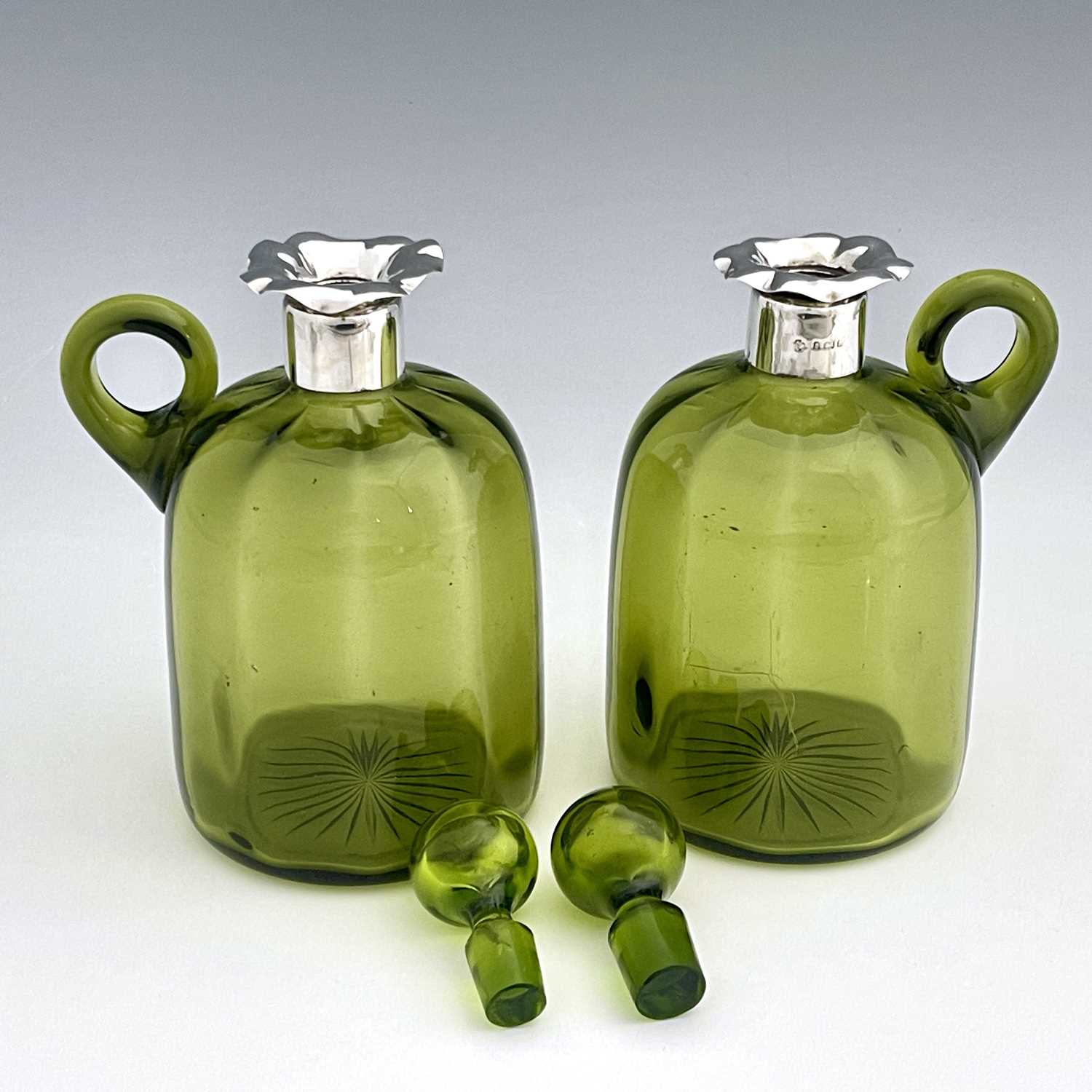 A pair of Arts and Crafts silver mounted green glass whisky flagons, William Hutton and Sons, - Bild 3 aus 5