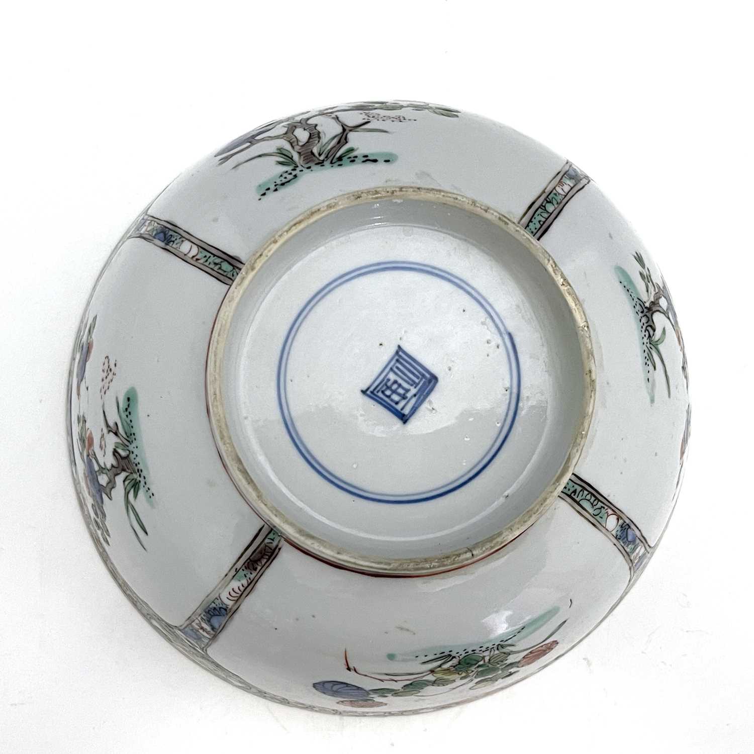 A Chinese famille verte bowl, painted with panels of prunus and chrysanthemums, the trellis border - Image 3 of 4