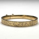 A Victorian 9 carat gold bangle, Birmingham 1899, chased floral decoration, 6.5cm diameter, 10.5g