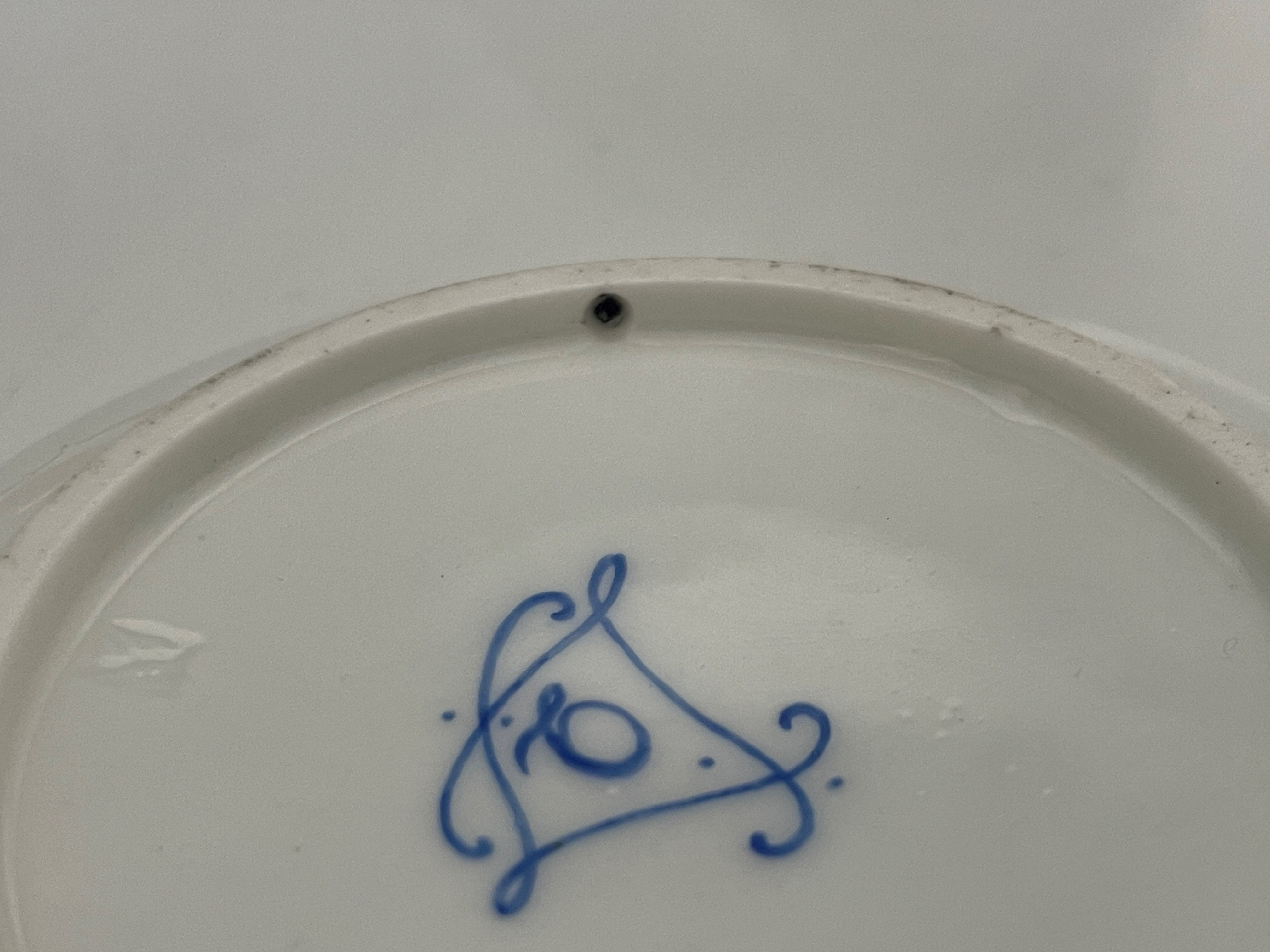 A Sevres porcelain tea cup and saucer, interlace L mark with Q, 1769, gobelet Bouillard form, the - Bild 3 aus 7