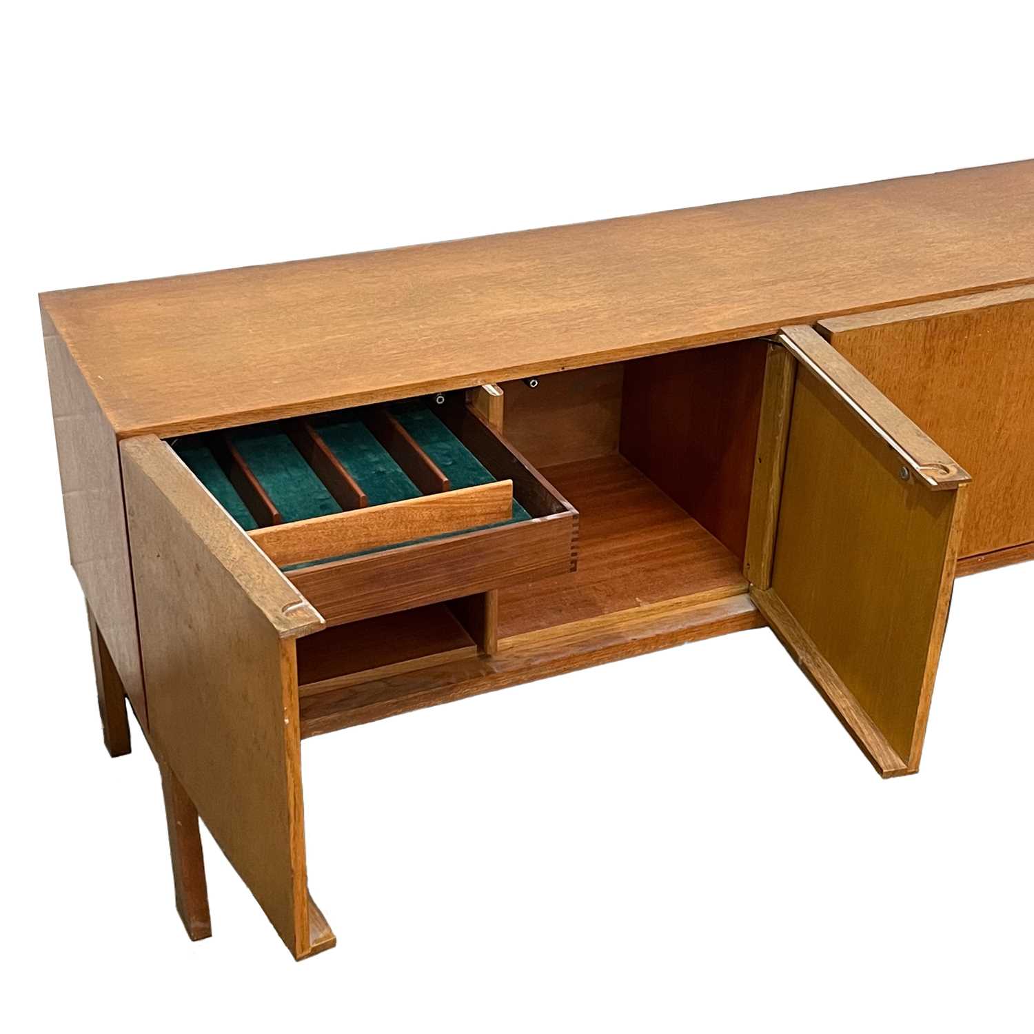 A Gordon Russell oak sideboard, 1960s,183cm wide, 50cm deep, 73 cm high - Bild 2 aus 3