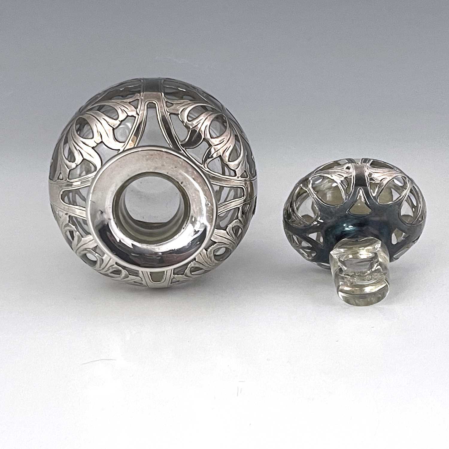 An American Art Nouveau silver overlay glass perfume bottle and stopper, ovoid form, chased with - Image 4 of 5