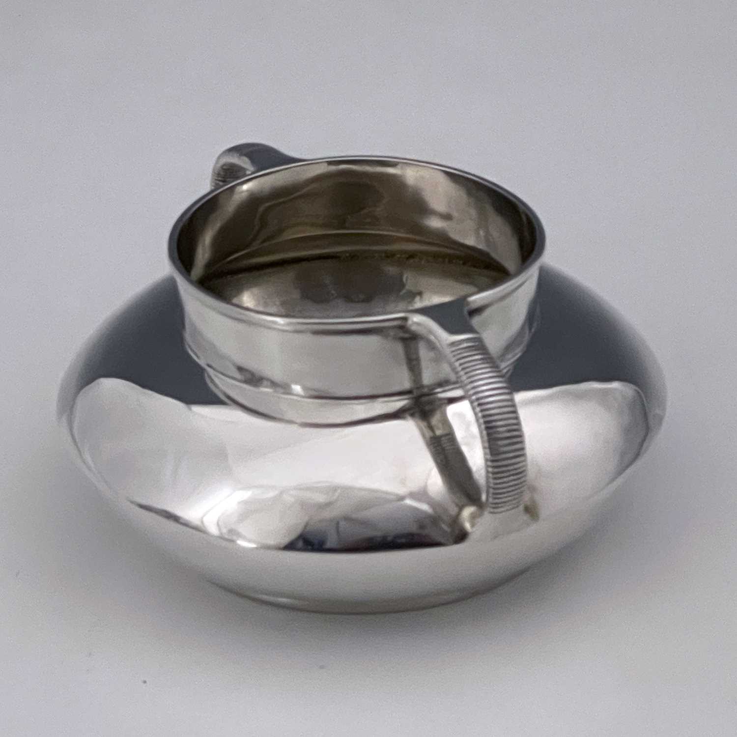 An Arts and Crafts silver twin handled bowl, Henry Hobson and Sons, Birmingham 1909, squat ovoid - Image 4 of 6