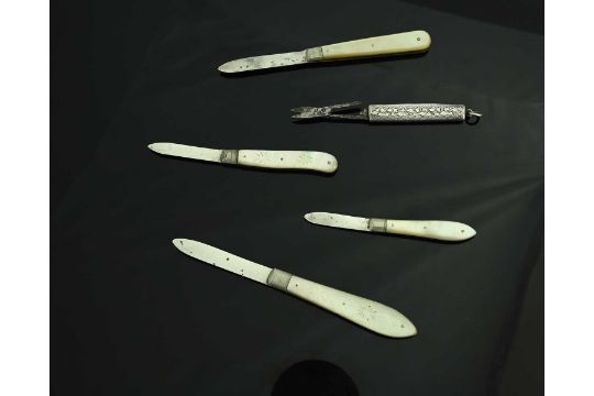 Five twentieth-century fruit knives, each with hallmarked silver blade, to include an Edwardian - Image 2 of 2