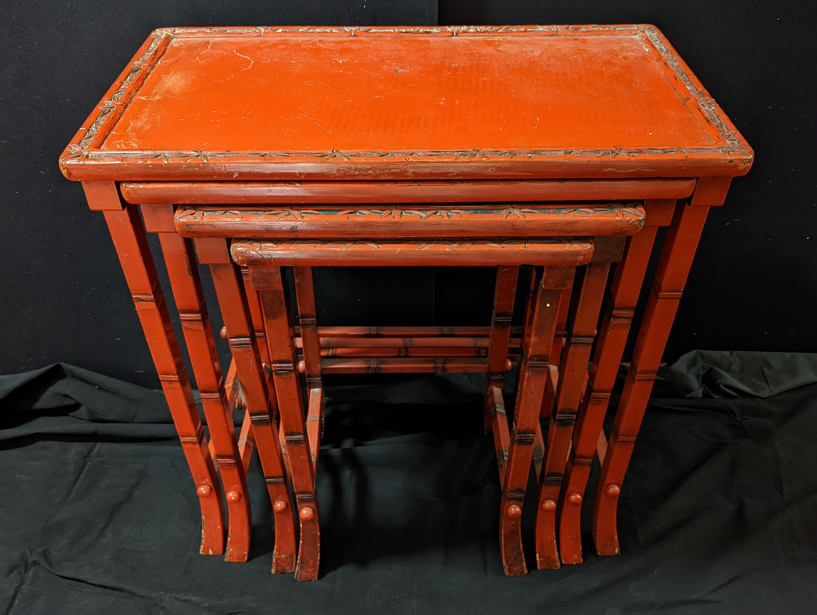 A nest of Chinese red lacquer tables - Image 2 of 2