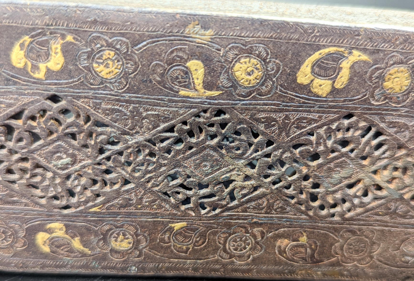 A rare and fine 15-16th century Yemeni Rasulid gold inlaid steel pen box with fine open worked - Image 2 of 5