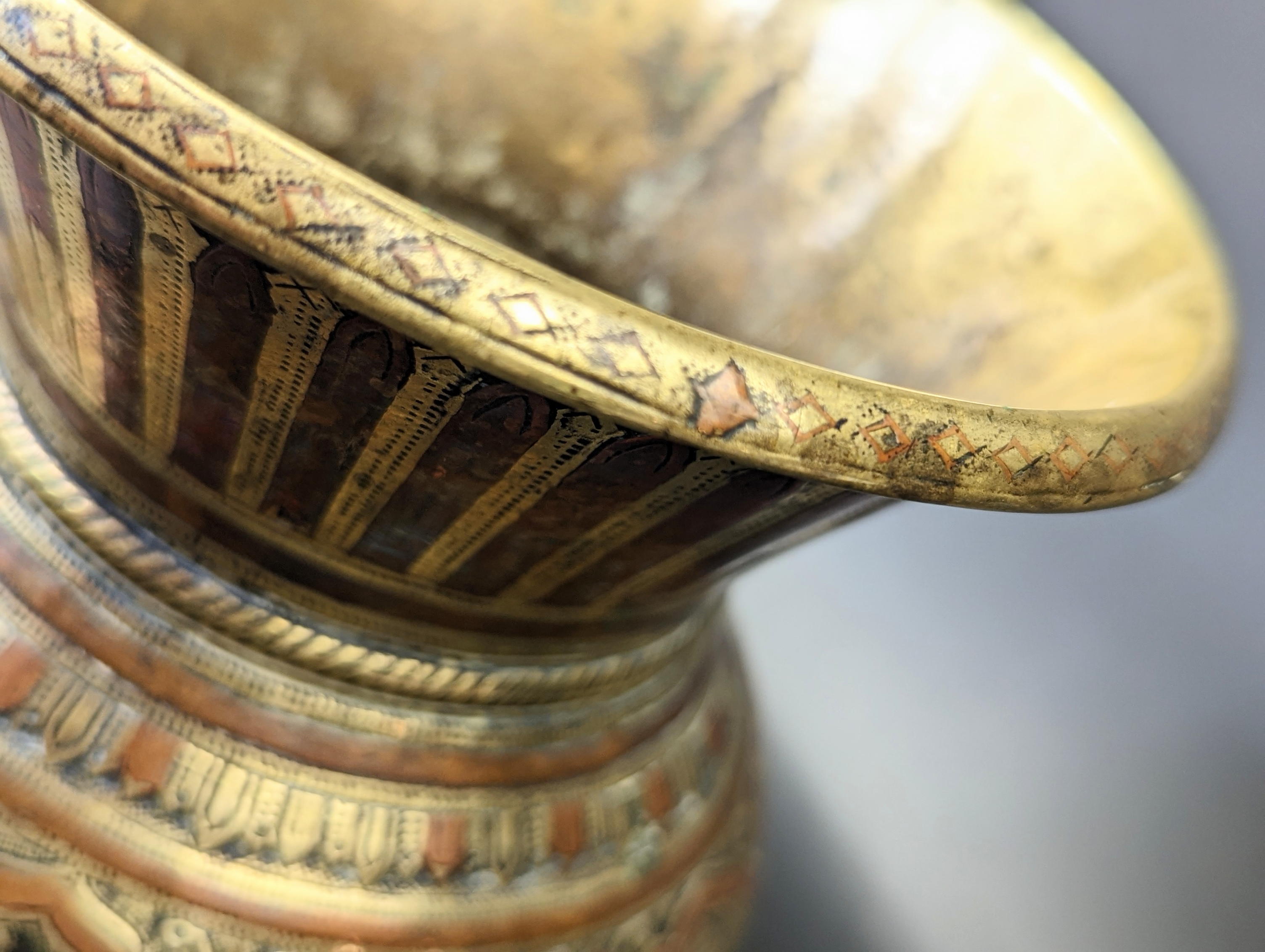 A rare early 18th century South Indian tanjore (ganga jumna) copper inlaid brass lota vessel - Image 5 of 5