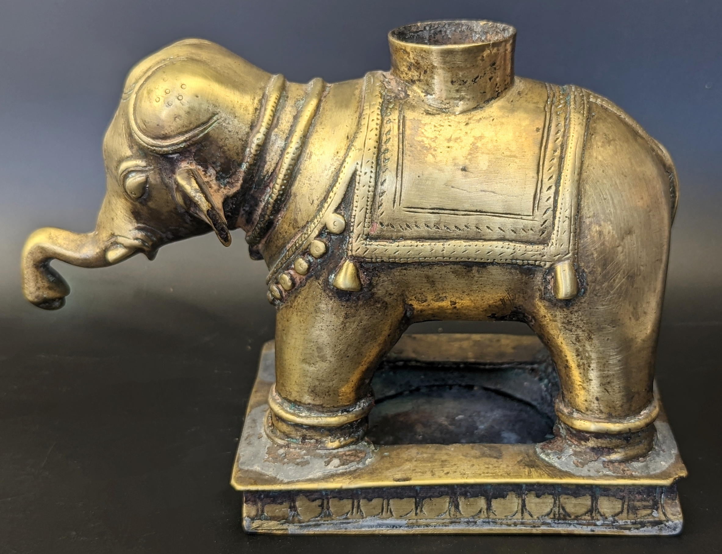 A 17-18th century Indian Deccani brass elephant, H.12cm L.18cm