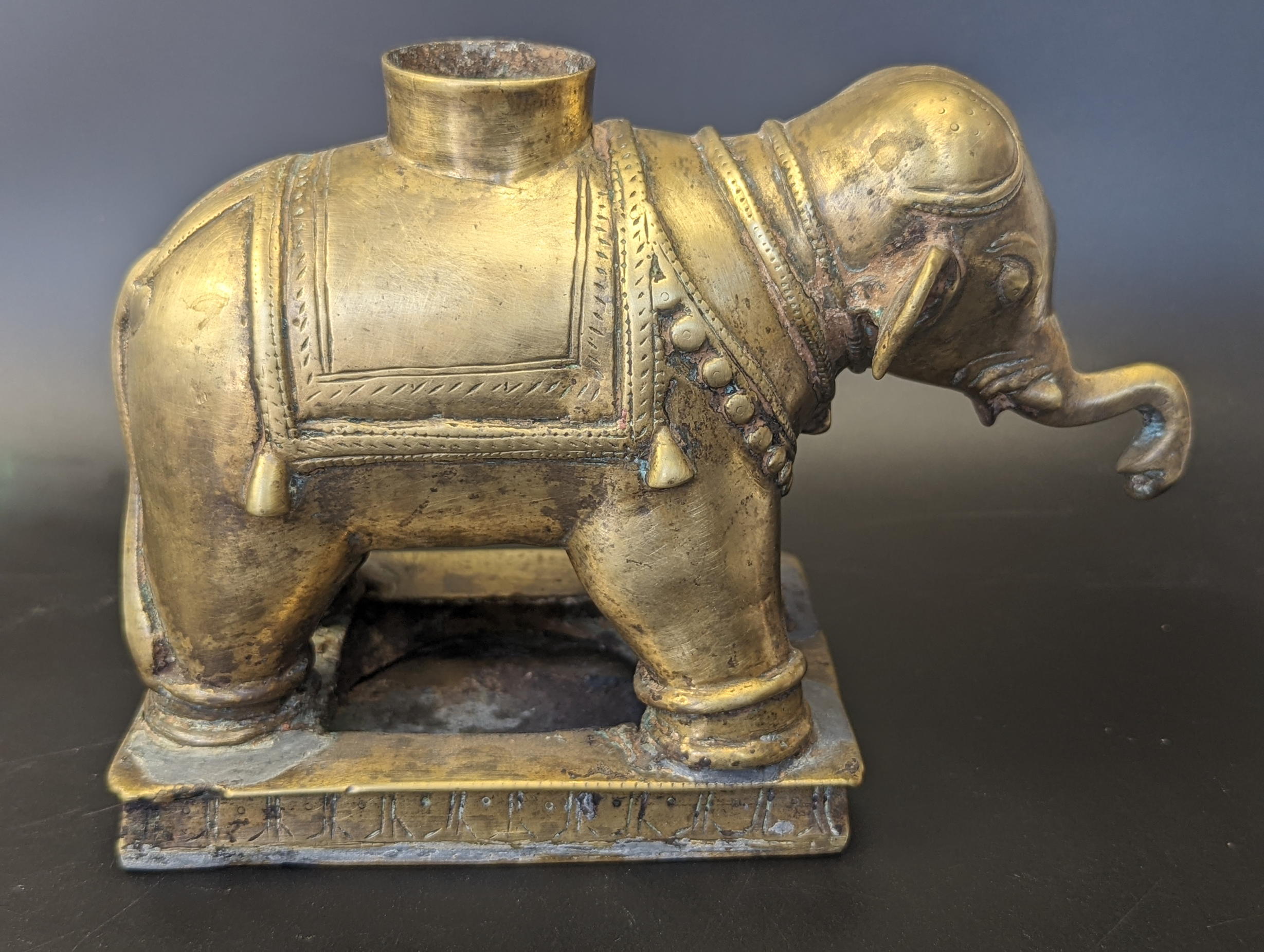 A 17-18th century Indian Deccani brass elephant, H.12cm L.18cm - Image 2 of 4
