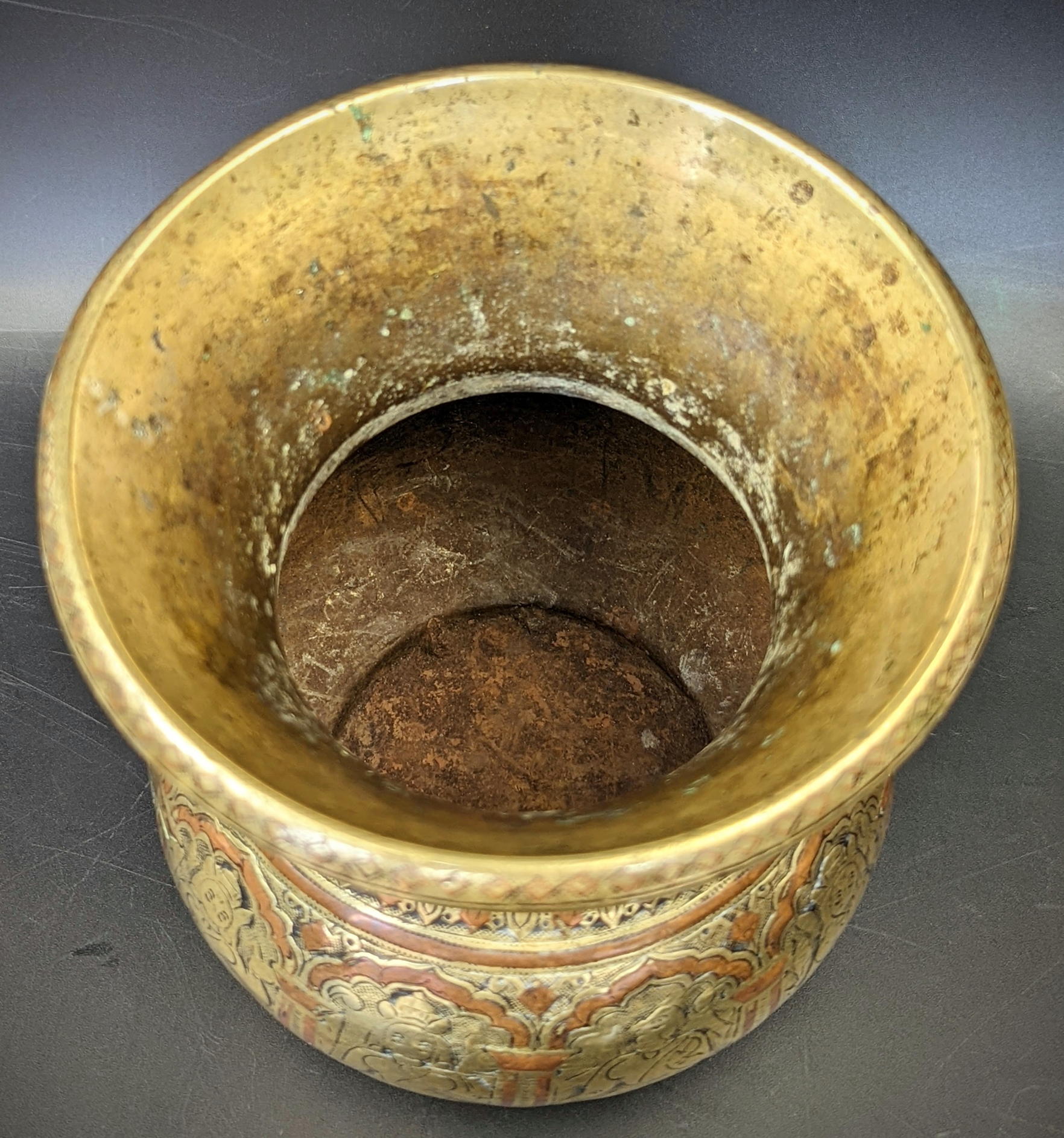 A rare early 18th century South Indian tanjore (ganga jumna) copper inlaid brass lota vessel - Image 2 of 5