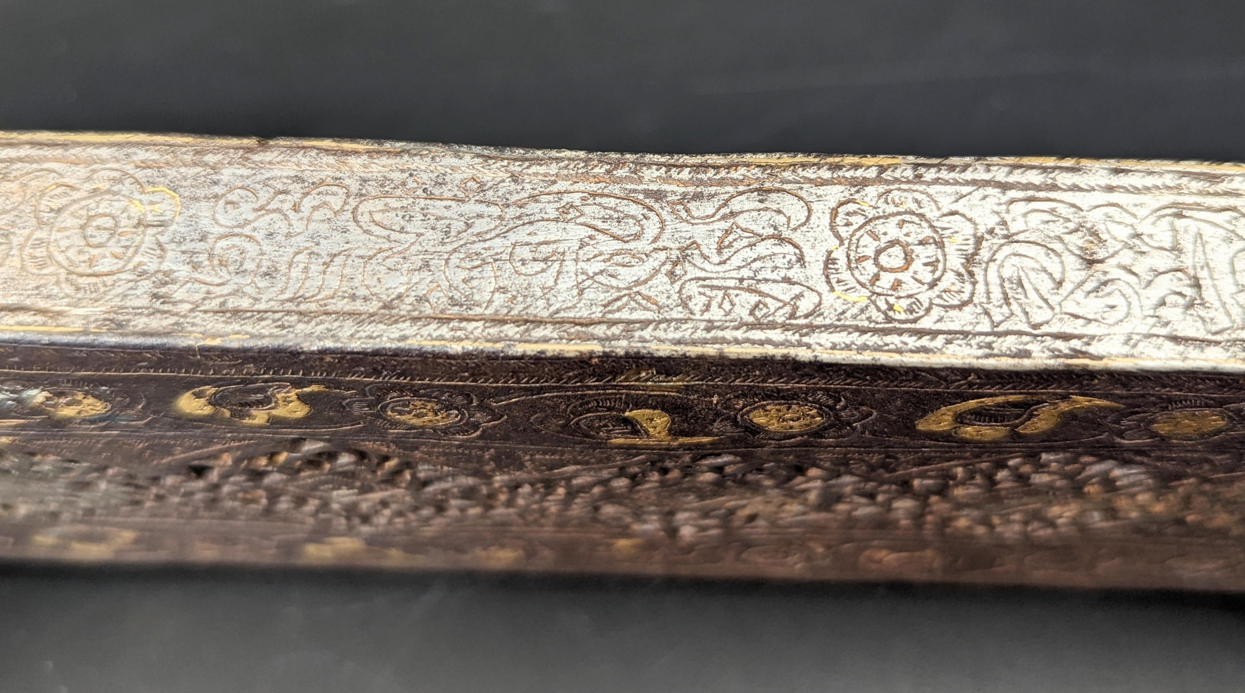 A rare and fine 15-16th century Yemeni Rasulid gold inlaid steel pen box with fine open worked - Image 4 of 5