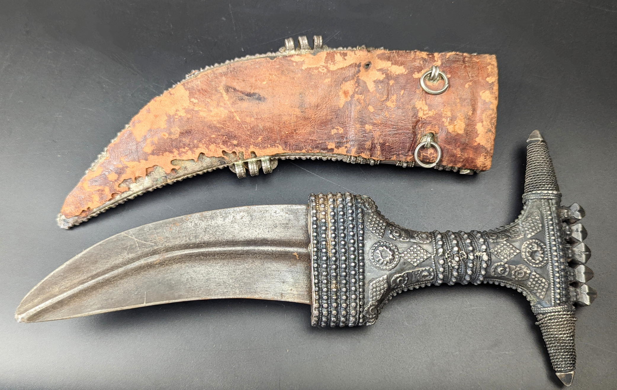 A 19th century Arab Yemeni or Saudi signed silver jambiya dagger, L.26cm blade length 12.5cm - Image 5 of 6