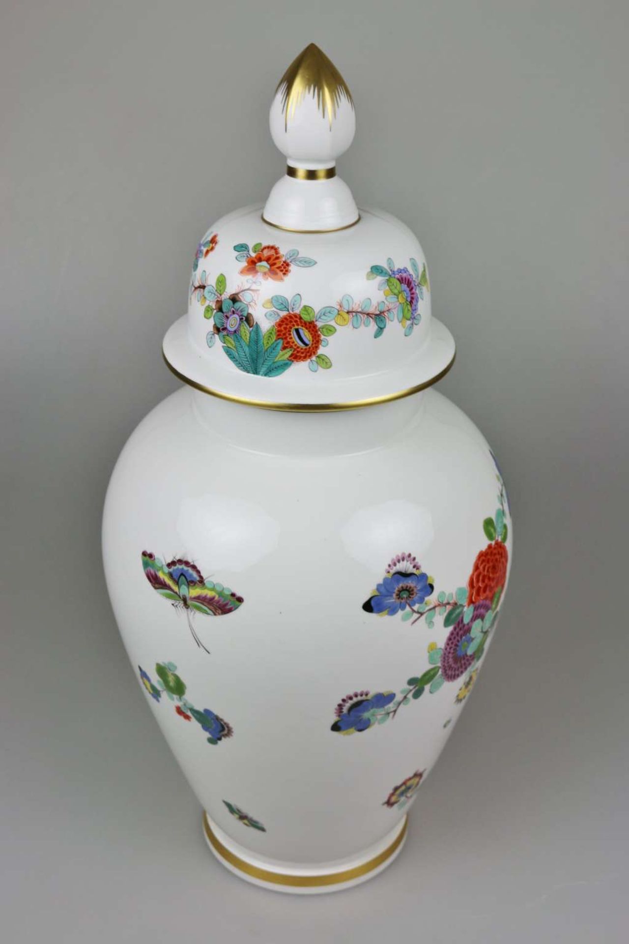 Meissen, große Deckelvase, 71 cm. Indische Malerei mit Schmetterlingen - Image 2 of 4