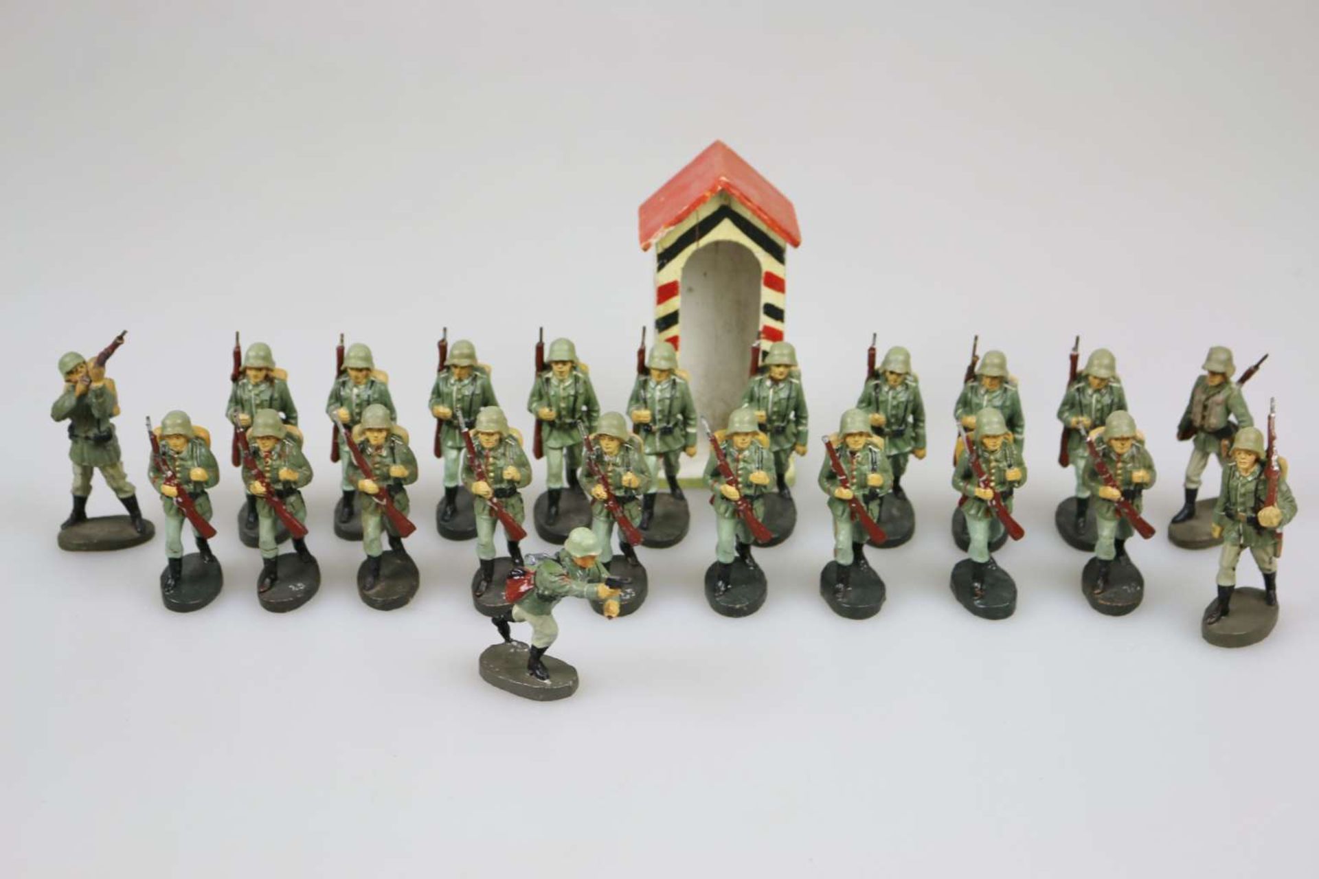 Konvolut von 22 Elastolin Soldaten Infanterie